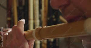 A artisan builds sweet flutes and crosspieces, made exclusively by hand and with precious wood or ivory, in his own laboratory.