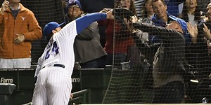 Fan disrupts Rizzo's attempt to catch foul ball