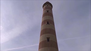 FAROL DA BARRA DE AVEIRO. O Farol da Barra é o maior farol de Portugal. Fica localizado na praia da Barra, freguesia da Gafanha da Nazaré, concelho de Ílhavo. Portador do título de farol mais alto de Portugal,[4] e segundo mais alto de Península Ibérica, ergue-se a 66 metros acima do nível do mar, com uma altura de 62 metros. O farol é uma torre troncónica com faixas brancas e vermelhas e edifícios anexos.A fundação da torre é constituída por um maciço de betão de 6 metros de espessura e foi ass
