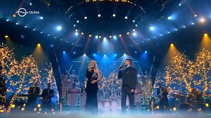𝑪𝒔𝒊𝒏𝒂́𝒍𝒋𝒖𝒌 𝒂 𝒇𝒆𝒔𝒛𝒕𝒊𝒗𝒂́𝒍𝒕! 🎙🎉 Csepregi Éva hivatalos oldalatól sokszor hallottuk már ezt a kihagyhatatlan karácsonyi dalt. Szombat este Wolf Kati és Pál Dénes, a Dalvarázs Show Kórussal kiegészülve hozta el nekünk az ünnepi hangulatot 🎄 #dunatelevizio #dunatv #csinaljukafesztivalt | Duna Televízió