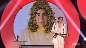 443K views · 3.4K reactions | Ève Côté («Roast Battle») a roasté plusieurs de ses collègues hier soir au Gala Les Olivier. Elle a décerné un faux trophée à Mariana Mazza et ses dessins dans la catégorie «Ça aurait dû rester sur le frigidaire de la mère à Mariana» en référence aux tableaux que l’humoriste a exposés pour la première fois cet automne. | Radio-Canada Arts | Facebook