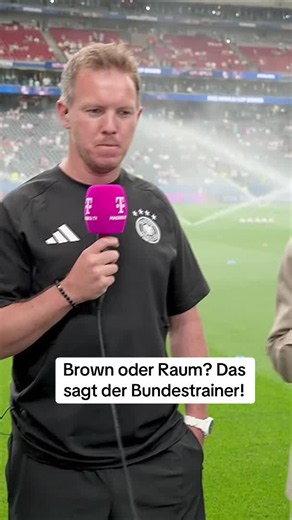 Luxusprobleme auf der Linksverteidigerposition? 😎 Der Bundestrainer erklärt seine Entscheidung zugunsten von Nathaniel Brown. 👀 🇺🇸🇨🇦🇲🇽 Wir holen die WM nach Hause! Nur mit MagentaTV: Alle 104 Spiele der FIFA WM 2026 in Kanada, Mexiko und den USA live - davon 44 Partien exklusiv, u. a. drei Achtelfinals und zwei Viertelfinals. #fifaworldcup