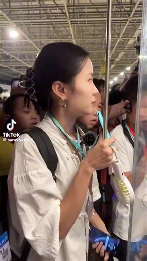 王弘治：传奇武将白起为何最后悲剧收场 胡的評論，秦國位于西部邊陲，聚集了野蠻之眾，靠商鞅變法引進中原其他六國人才而崛起，高大的野蠻人由文明的白起之輩領導，白起拒令？也許統一六國會被提前，可惜他竟然抗旨！白起的結局也昭示了野蠻人的秦國難以長久 #qin #秦始皇 #bai #白起 2025-07-16 来源：澎湃新闻 今天我们来讲讲战国时期的一位传奇武将，秦国的白起。他的人生大起大落，给我们怎样的启示呢？本期视频，上海师范大学语言学副教授王弘治老师会给大家一个答案 王弘治讲白起 秦国的白起，被历史上称为“战国的杀神”或者“战国的人屠”，从一个叱咤风云决胜千里的大将军，到最后无奈落幕，自刎归天，还是蛮值得回味的。 秦国经过了商鞅的改革以后，实行军功爵制，一般的平民通过战争也可以被封为贵族。白起，就是在这样一种奖励体制之下，诞生出来的所谓秦国军功的KPI狂人 他完成了哪些重要的KPI呢？ #west 在秦昭襄王13年到14年，他指挥打败了韩魏两国联军，韩魏联军被杀24万。秦昭襄王27、28年左右，秦国两路夹击楚国。陆路上从关中带兵直插楚国的都城鄢郢，这一路的指挥就是白起。他杀死楚国的军民数十