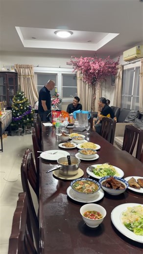 Sarin Sing on Instagram: "Dinner for all brothers 🫶♥️🙏🇹🇭🫶🏼🤴🤴🤴🤴🤴"
