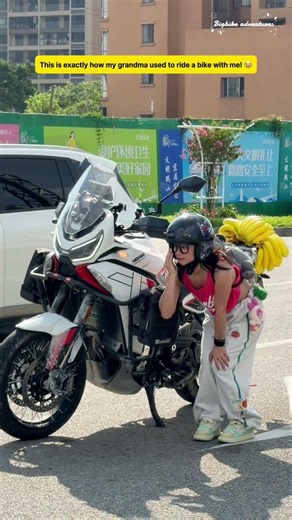 The ultimate lifehack for short riders at a red light 🛑✨ #bikerchick #advmoto #summerriding