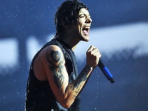 √ One Direction: Zayn e Louis fumano marijuana dopo un live - VIDEO