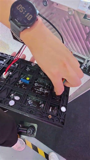 Multiple foldable LED screens can be combined to form a single large screen. #ledscreen #leddisplay