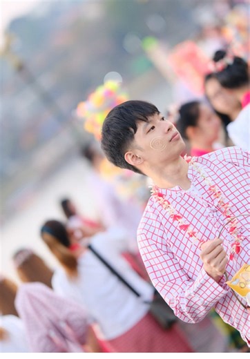 เมืองศรีสังขละบุรี ชุดชาวมอญสะท้อนอัตลักษณ์ชาติพันธุ์ผ่านการแต่งกายที่เรียบง่ายแต่ทรงพลัง เสื้อผ้าพื้นเมืองทอมือ ผืนผ้าลายดั้งเดิม และการนุ่งผ้าแบบมอญ ความสงบของวิถีชีวิตชุมชน😊 #บ่าวเหนือ #สังขละบุรี #ท่องเที่ยวธรรมชาติ #กาญจนบุรี #วัฒนธรรมมอญ