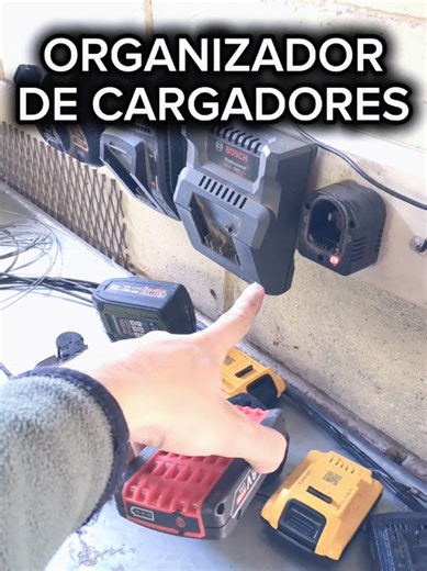 ​⚡️ ORGANIZADOR DE CARGADORES: CHAU CABLES 🛠️🔋 ​Si tenés el taller hecho un quilombo, esta es la solución definitiva. Centralizamos todos los cargadores en un cable canal gigante amurado a la pared. Un solo enchufe para alimentar todo el arsenal de baterías. 🛰️ ​Lo que vas a ver: ​🛠️ Instalación Técnica: Cómo amurar el cable canal para que no se mueva más. ​🔌 Centralización 220V: Unimos todas las líneas en una sola entrada prolija. ​✨ Orden Pipeishon: Eficiencia pura para no perder tiempo b
