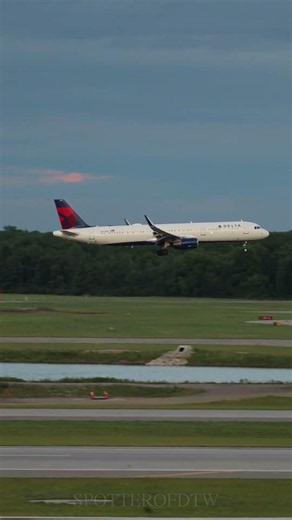 Delta Airbus A321 evening landing at DTW! #planespotting #delta #aviation