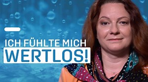 142K views · 379 reactions | “Du bist lästig und kostest nur Geld.” Solche Sätze hört Nadine früh von ihrer alkoholkranken Mutter. Sie fühlt sich wertlos und ungeliebt, will sich nur noch wegbeamen. Im Laufe der Jahre sucht sie immer wieder verzweifelt nach Bestätigung und Liebe. Doch dann findet sie in ihrem Briefkasten Post, die ihr Leben verändert. | ERF Mensch Gott | Facebook