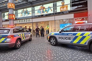 Zásah policie na Andělu: s pokutou za krádež v prodejně putoval muž na záchytku