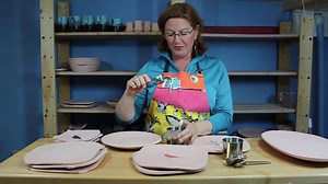 SIMPLE GlAZE SPRAYING for CERAMICS - Using an atomizer to apply glaze to pottery