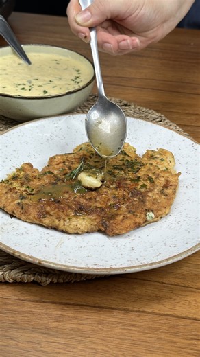 ¡Receta francesa que convierte una simple pechuga en algo espectacular! INGREDIENTES: - 1 pechuga de pollo - 2 cucharaditas de harina de trigo - Sal - Pimienta negra - 2 huevos - Perejil - 1 cucharada de parmesano - 1 diente de ajo - romero - 1 cucharada de mantequilla - chorrito de aceite de oliva - 1/4 taza de vino blanco - 1 cucharada de mantequilla MODO DE PREPARACIÓN Hacer pequeñas incisiones en la pechuga de pollo y con un batidor, abrir el pollo. Sazona la pechuga de pollo con sal y pimie