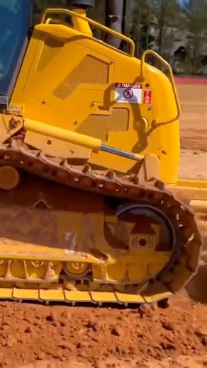 Bulldozer training is essential for anyone looking to operate this powerful piece of equipment safely and efficiently. Training typically covers both theoretical and practical aspects of bulldozer operation. Here's an overview of what the training involves: Safety Protocols: Understanding the importance of safety gear, including helmets, seatbelts, and protective clothing. Operators are also trained to perform pre-operation checks to ensure the bulldozer is in safe working condition. Machine Con