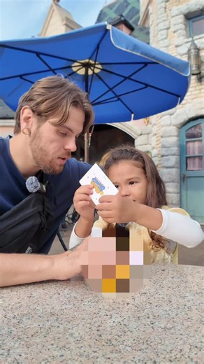 Au tour de Keikei d’ouvrir sa peluche Disney 🥰 On s’est caché à l’auberge de Cendrillon 🙈 #disneyland #disney #unboxing #famille | Kayou and Kei