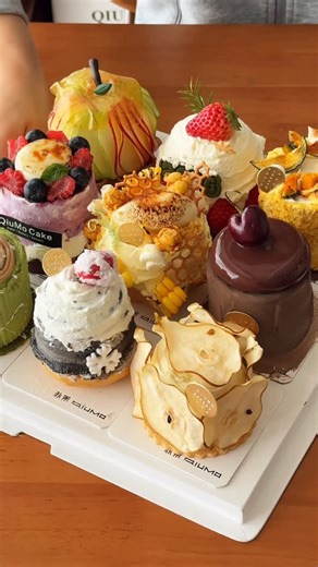 QiuMo Patisserie on Instagram: "Help 🆘 These 9 cupcakes are really delicious!!!!️ The beauty is reluctant to enter. Only children make choices🙏 I want all of them All in💕 #cake #cakes #qiumocake"