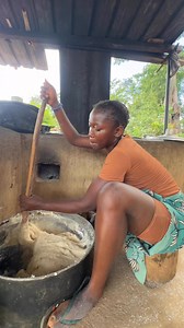 Funge là món ăn truyền thống của Angola Nó cũng là món ăn cần có sức khoẻ để có thể đánh tan bột vón cục Thế nhưng mà phụ nữ lại là người chủ đạo trong công việc nặng nhọc này. #2qvlogs #angola #trendingreels #Funge | 2Q Vlogs - Cuộc sống châu phi