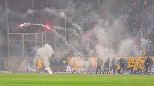 Krawalle im Zweitliga-Topspiel - Pyro und Platzsturm: Dynamo- und Hertha-Fans eskalieren