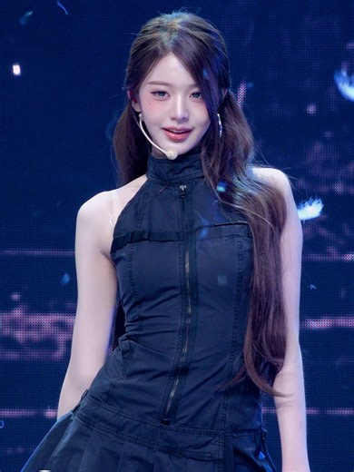 블랙스완 원영의 매력적인 직캠 순간
