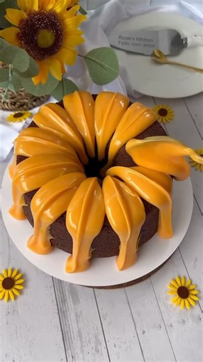 Rose’s Kitchen/Bolos Afetivos 💕 on Instagram: "🌻 O bolo que não é só um bolo. Esse girassol carrega mais do que massa de chocolate e cobertura de ninho na cor amarela. Ele carrega uma história. Foi um dos bolos que Deus usou para levar a Rose’s Kitchen a lugares que eu jamais imaginei. Foi ele que viralizou nossa página. Foi ele que nos apresentou para muitas pessoas. O girassol sempre se volta para a luz. E eu escolho continuar me voltando para Deus em cada detalhe, em cada receita, em cada s