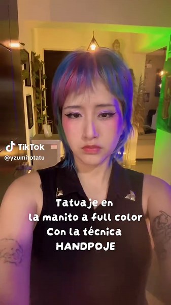 Tatuaje en la manito a full color con técnica handpoke