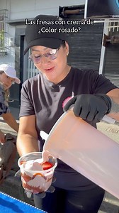 748K views · 10K reactions | ¡LA CREMA DE ESTAS FRESAS NO LA HABÍAMOS VISTO EN OTRO LUGAR!⁣⁣No es solo su color, es su sabor como sí fuera un helado lo que hacen de las fresas con Crema preparadas por Aleja sean tan diferentes, además las donitas, la oblea y sus cucharas de chocolate  son de locura ⁣⁣¿Las probarían? ⁣⁣@crazy_fresas_la49 ⁣ $8.000-$15.000⁣Al frente del tranvía bulevar en Buenos Aires | Descubriendo Sabores | Facebook