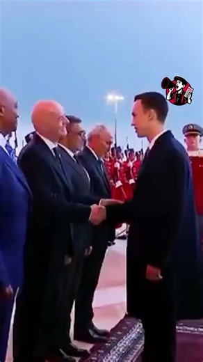 Príncipe de Marruecos rechaza saludo de guardia: pero con Infantino, como compadres