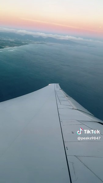 United Airlines Boeing 777-200ER Scenic Approach