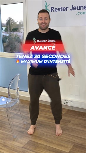 Montez un genou puis l’autre, regard loin, bassin stable. 👀🦵 👉 https://resterjeune.io/challenge-gratuit-julien Option chaise ou tempo plus soutenu selon votre forme. ⏱️ #Cardio #SeniorsActifs | Julien Hyardet ResterJeune.com