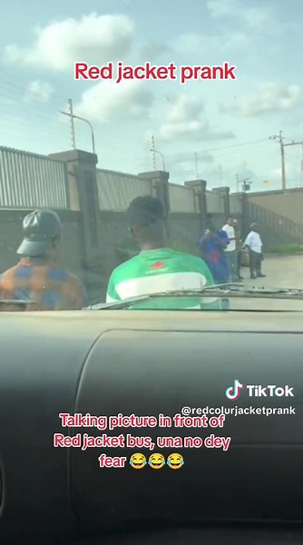 redcolourjacket (@redcolurjacketprank)’s video of prank