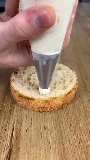 La crème diplomate c'est LA crème pour tes tropéziennes ! Légère et gourmande elle sera également parfaite pour garnir tes choux ! Ingrédients : 400 g de lait demi-écrémé 1 gousse de vanille 65 g de jaunes d’œufs 65g de sucre 35 g de fécule de maïs 6g de gélatine (1 feuille de gélatine = 2 g) 30g de beurre doux 160 g de crème liquide 105g de mascarpone Abonne toi pour ne louper aucune recette ! #recette #patisserie #lessecretsdegeoffrey | Les Secrets De Geoffrey