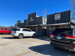 Albany Beehive Saloon closes doors after 40 years, cites economy for reason of closure