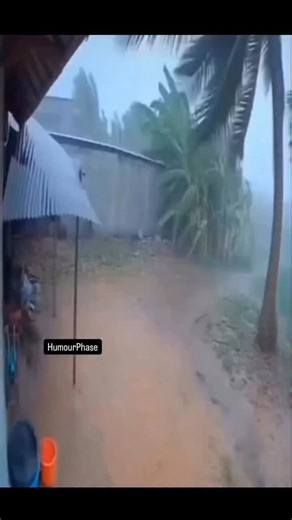 A U R A on Instagram: "1990년 개봉한 영화 〈나홀로 집에(Home Alone)〉는 단순한 가족 코미디를 넘어, 혼자 남겨진 한 아이의 용기와 따뜻함을 담아낸 작품입니다. 크리스마스의 화려한 장식과 밝은 음악 뒤에는, 케빈이 느끼는 외로움과 성장의 순간들이 자연스럽게 스며 있습니다. 처음엔 집에 혼자 남았다는 사실이 마치 해방된 듯 신나 보이지만, 시간이 지날수록 조용한 집 안 곳곳에서 케빈이 맞닥뜨리는 고요한 감정들이 더 깊이 다가옵니다. 빈 식탁, 적막한 밤, 멀리서만 들리는 캐럴 소리… 이런 순간들이 영화의 분위기를 더욱 따뜻하면서도 쓸쓸하게 만들죠. 하지만 이 영화가 오래 기억되는 이유는, 결국 케빈이 혼자서도 두려움을 이겨내고 집을 지켜내는 모습 때문입니다. 장난기 가득한 함정들과 소동 속에서도, 어린 아이의 순수한 용기와 가족을 향한 그리움이 자연스럽게 묻어납니다. 많은 사람들이 “왜 매년 겨울만 되면 이 영화를 다시 보게 될까?”라고 말합니다. 아마도