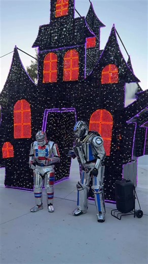 👻 BOO AT THE ZOO 2025 🎃 We were so impressed by Boo at the Zoo! Boo at the Zoo runs October 2 - 26, Thursday - Sunday, from 5pm-9pm at the Cleveland Metroparks Zoo. We loved all the decorations, and there was SO much to do! Boo at the Zoo covers a good portion of the zoo and includes trick-or-treating, character meet and greets, games, a bubble tent, Monster Mash Dance Party presented by CrossCountry Mortgage, free rides on the Boomerang train, free 4D theater, and so many great festive lights