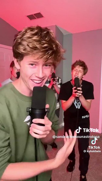 Os Netos da Banda Bee Gees Cantam 'How Deep is Your Love'