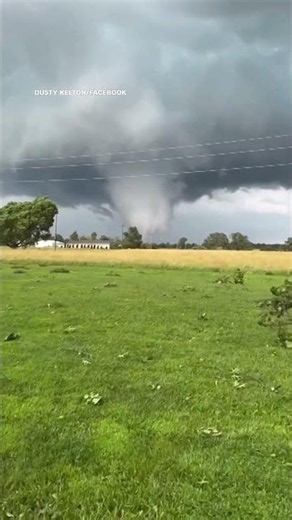 Tornado tears through Southern Illinois