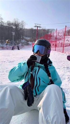 お酒とスキーウェアはあるんだけど、スキーができる君がいるだけで！#apvcx #skiwear #snow #ski