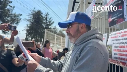 ⚖️ El señor Miguel Barrueta exigió justicia para su hijo Santiago y su mejor amigo, quienes presuntamente fueron secuestrados por dos elementos de la GN en San Martín Texmelucan en 2023. 📍 En las afueras de la Casa de Justicia de la 11 Sur, señaló que el juez Celestino Martínez pretende absolver a los agentes federales, por lo que decidió manifestarse. | Periódico Acento 21