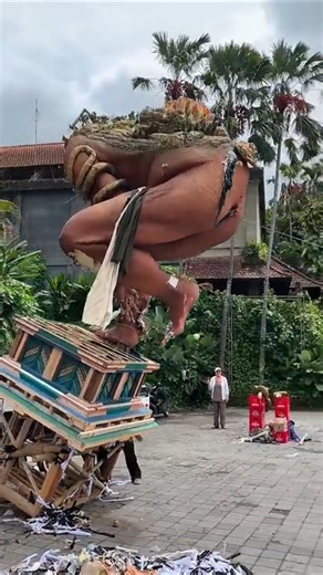 Proses melenyapkan ogoh ogoh Butha Hita Samastha 😱😀 ‪@MrBeast‬ #ytshorts #viralvideo #yt #ytshort