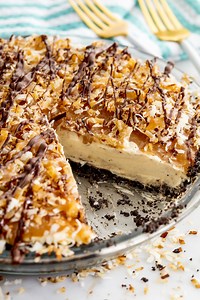 Your Friends Will Lose Their Minds Over This No-Bake Samoa Pie Cheesecake Pie