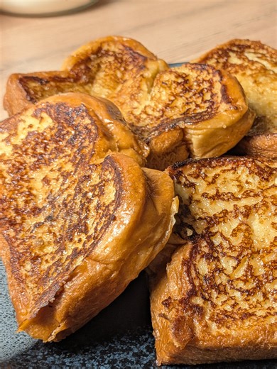 🍞 THE ULTIMATE FRENCH TOAST (Save this!) 👉 Full video & tips on my YouTube channel (link in bio) INGREDIENTS : • 3-4 Thick Brioche Slices (Tranches de brioche) • 2 Whole Eggs (Œufs entiers) • 200ml Whole Milk (Lait entier) • 40g Brown Sugar (Cassonade) • Vanilla Bean or Extract (Vanille) • A knob of Butter (Une noix de beurre) HOW TO MAKE IT : 1️⃣ THE BATTER: Whisk eggs, milk, sugar, and vanilla in a wide bowl until smooth. 2️⃣ THE SOAK: Dip the brioche slices. 1 min per side (just 10 sec if y