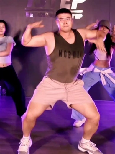 肌肉大大男孩热舞展示实力与魅力