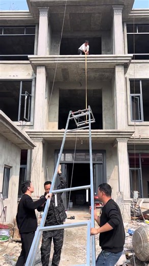 Looking for a faster and safer way to lift solar panels to rooftops? Meet the Zelv Solar Panel Lifter — your best assistant for high-efficiency solar installation! With a lifting capacity of up to 300kg (around 10pcs 550W solar panels), it can easily hoist panels, tiles, cement, glass, or any construction material up to 30 meters high. One worker can operate it using a remote control, saving manpower and time while ensuring maximum safety and stability. Built with galvanized steel and powered by