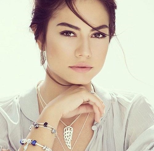 Demet Özdemir Wiki, Height, Age, Boyfriend, Husband, Family, Biography & More - WikiBio
