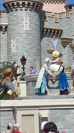 Let’s sing and dance with Anna & Elsa