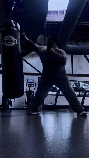 Hurt my whole soul #boxing #kickboxing #punchingbag