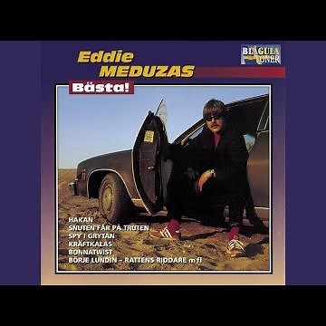 Torsten hällde brännvin i ett glas till Karin Söder