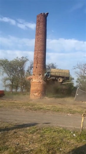 😱 Truck Almost Hit the Chimney | Dangerous Moment Caught on Cam
