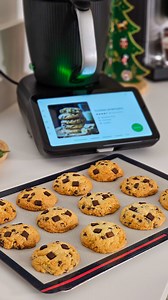 C’est ma recette préférée de cookies. Elle est rapide et très simple avec le Thermomix. ➡️ Si le TM7 vous intéresse, je suis conseillère Thermomix. Vous pouvez me contacter directement. Les Ingrédients 120 g de beurre 100 g de sucre roux 50 g de sucre blanc 1 œuf 1 c. à café d’extrait de vanille 270 g de farine 1/2 sachet de levure chimique 100 g de pépites de chocolat des chunks de chocolat noir et au lait Je prend les pépites sur le site scrapcooking (-15% avec mon code MARION15) *affilié 🍪 P